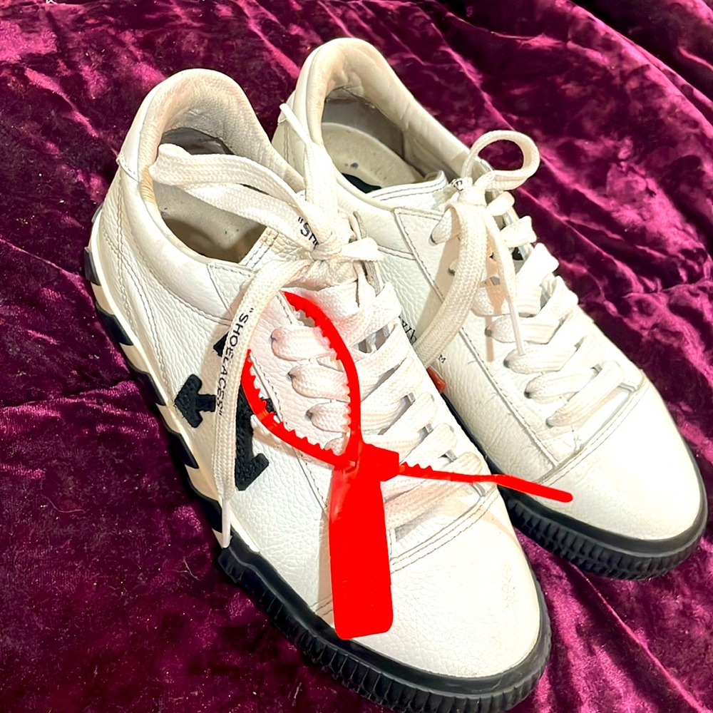 OFF WHITES WHITE AND RED AND BLACK